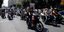 Ντελιβεράδες και διανομείς, με τα μηχανάκια τους, πραγματοποιούν μοτοπορεία στους δρόμους της Θεσσαλονίκης, κρατώντας πλακάτ