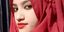 Η Νουσράτ με κόκκινη μαντήλα και κραγιόν, κοιτάει