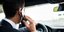 Οδηγός μιλά στο κινητό τηλέφωνο ενώ οδηγεί