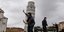 Τουρίστας μπροστά από τον κεκλιμένο πύργο της Πίζας