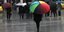 Πολύχρωμη ομπρέλα στον δρόμο της Αθήνας εν μέσω βροχής