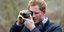Ο πρίγκιπας Χάρι κρατώντας μια φωτογραφική μηχανή