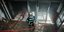 Ενας πυροσβέστης στέκει με μάνικα έξω από το κτήριο του ΑΠΘ όπου εκδηλώθηκε η πυρκαγιά