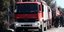 Πυροσβεστικό όχημα με πυροσβέστες στον δρόμο