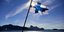Η σημαία της Φινλανδίας με φόντο γαλανό ηλιόλουστο ουρανό