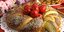 Παραδοσιακό πασχαλινό τσουρέκι και κόκκινα αβγά
