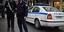 Δύο αστυνομικοί με περιπολικό 