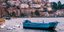 Η λιμνη της Καστοριάς μπλε βάρκα πάπιες 