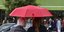 Δύο γυναίκες κάτω από κόκκινη ομπρέλα 