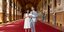 Στο εσωτερικό του St.George's Hall παρουσίασαν το μωρό τους η Μέγκαν Μαρκλ και ο πρίγκιπας Χάρι
