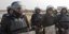 Ανδρες της αστυνομίας του Πακιστάν με κράνη και ασπίδες