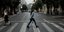 Αθήνα, διάβαση νεαρή κοπέλα με τζιν μπουφάν περνά το δρόμο