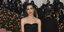 Η Σαρλότ Κασιράγκι με μαύρο φόρεμα στο κόκκινο χαλί του Met Gala