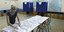 Μια εκλογική αντιπρόσωπος τακτοποιεί τα ψηφοδέλτια, σε εκλογικό κέντρο, στις εκλογές του 2015