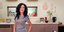 Η Ελένη Ψυχούλη με μακριά μαύρα μαλλιά στην κουζίνα