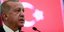 Ο Τούρκος πρόεδρος Ερντογάν σε ομιλία του με φόντο τη σημαία της Τουρκίας
