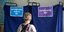 Γυναίκα περιμένει σε εκλογικό τμήμα να ψηφίσει στις ευρωεκλογές και τις αυτοδιοικητικές εκλογές