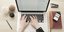Γυναικεία χέρια πληκτρολογούν σε υπολογιστή