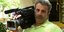 O Kώστας Θεοδωρακάκης, σε παλαιότερο στιγμιότυπο, με μια κάμερα στο χέρι