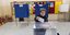 Μια ηλικιωμένη ρίχνει τη ψήφο της στην κάλπη στις εκλογές του 2015