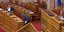 Η στιγμή που ο βουλευτής του ΚΚΕ αφήνει τη φωτογραφία στο έδρανο του Αλέξη Τσίπρα