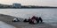 Κορίτσια ξαπλωμένα στην παραλία Θεσσαλονίκης