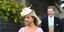 Η Λαίδη Αμέλια Γουίνδσορ με ρόζ φόρεμα και καπέλο περπατά 