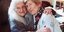 Μητέρα 104 ετών αγκαλιάζει την 84χρονη κόρη της που συναντά για πρώτη φορά