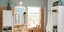 Μπάνιο διαμερίσματος με λευκά έπιπλα, καφέ πλακάκια, παράθυρο, καθρέπτη
