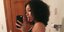Selfie γυναίκας με σγουρά μαλλιά