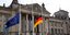 Οι σημαίες της ΕΕ και της Γερμανίας έξω από το Ράιχσταγκ