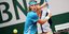 Ο Στέφανος Τσιτσιπάς χτυπάει μπαλάκι του τένις