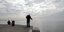 Ενας άνδρας ψαρεύει με καλάμι στη συννεφιασμένη Θεσσαλονίκη