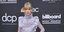 Η Τέιλορ Σουίφτ με λιλά φόρεμα ποζάρει στα μουσικά βραβεία Billboard 
