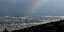 Ουράνιο τόξο πάνω από την Αθήνα. Η φωτογραφία έχει τραβηχτεί από τον Υμηττό