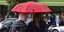 Δύο γυναίκες κάτω από μία κόκκινη ομπρέλα