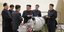 Ο ηγέτης της Βόρειας Κορέας Κιμ Γιονγκ Ουν με επιστήμονες του πυρηνικού προγράμματος 