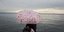 Ροζ ομπρέλα στη θάλασσα 