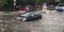 Ενα αυτοκίνητο παρασύρεται από τα νερά στο κέντρο του Βελιγραδίου