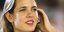 Η Σαρλότ Κασιράγκι με ελάχιστο μακιγιάζ, κρίκους στα αυτιά και ρολόι