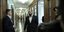 Ο Δημήτρης Τζανακόπουλος περπατάει σε διάδρομο της Βουλής