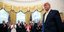 Ο Ντόναλντ Τραμπ χειροκροτείται από κόσμο στον Λευκό Οίκο