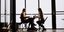 Δύο γυναίκες κάθονται σε ένα τραπέζι και συνομιλούν