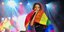 Η Ελένη Φουρέιρα τυλιγμένη με τη σημαία του ουράνιου τόξου, σύμβολο της ΛΟΑΤΚΙ κοινότητας