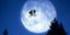 Η εμβληματική σκηνή της ταινίας ET ο εξωγήινος με το ποδήλατο να πετά μπροστά από τη σελήνη