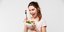 Γυναίκα κλείνει το μάτι της και κρατάει μπολ με σαλάτα