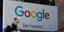 Πινακίδα της Google με άνθρωπο να περπατά μπροστά