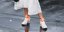 Γυναίκα με λευκή φούστα και αθλητικά παπούτσια