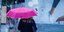 Γυναίκα με ροζ ομπρέλα 