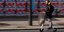 Νεαρός άνδρας στους δρόμους του Παρισιού με ηλεκτρικό πατίνι